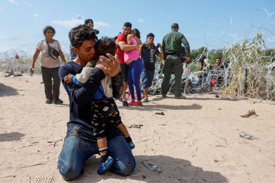 Un migrant vénézuélien embrassait son fils peu après leur arrivée à Eagle Pass, au Texas, le 25 septembre 2023, suite à leur long voyage depuis le Venezuela jusqu’aux États-Unis. © 2023 Robert Gauthier/Los Angeles Times via Getty Images