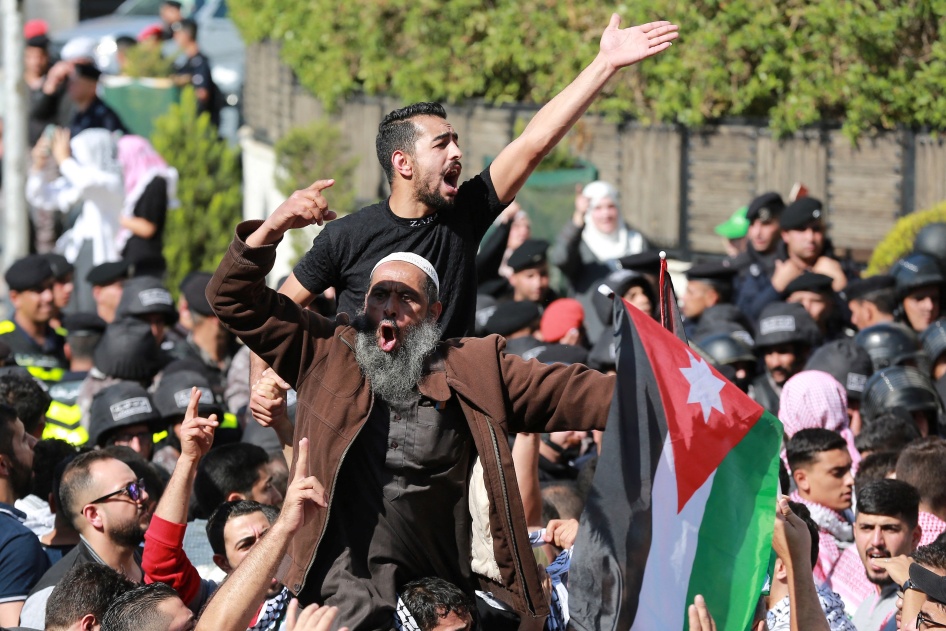 أشخاص يتظاهرون قرب السفارة الإسرائيلية في عمّان في 18 أكتوبر/تشرين الأول 2023، احتجاجا على مقتل مئات الفلسطينيين بعد غارة على مستشفى في قطاع غزة.