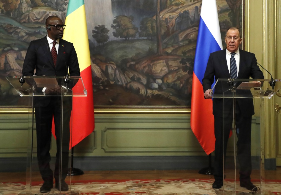 Le ministre des affaires étrangères malien, Abdoulaye Diop (à gauche) et le ministre des affaires étrangères russe, Sergei Lavrov, assistent à une conference de presse conjointe à la suite de discussions à Moscou, le 28 février 2024.