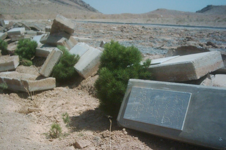 Des fragments de pierres tombales du cimetière bahaï près de Najafabad, en Iran.