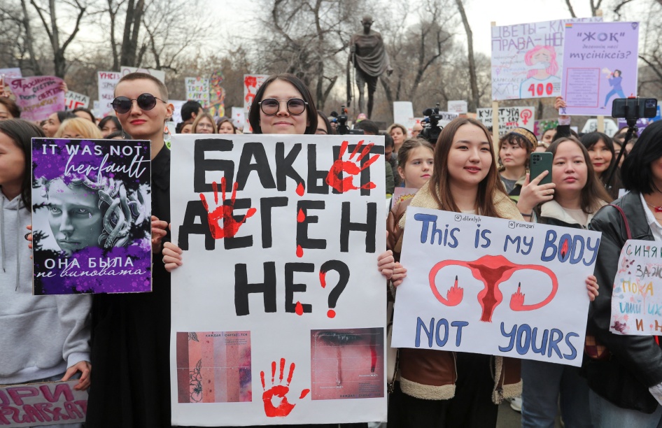 Des femmes kazakhes participaient à une manifestation en faveur des droits des femmes à l'occasion de la Journée internationale des femmes à Almaty, au Kazakhstan, le 8 mars 2023. 