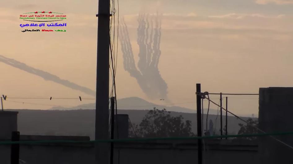 Пуск реактивных снарядов с базы сирийских правительственных войск в районе горы Джабал-Зейн-эль-Абидин 7 октября 2015 г.