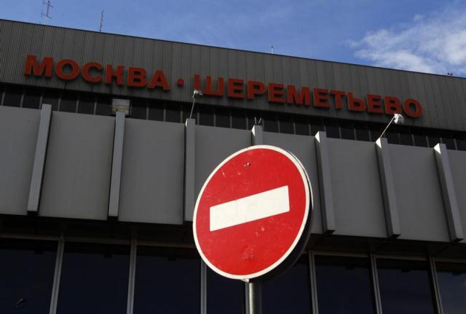 Запрещающий движение знак возле аэропорта "Шереметьево" в Москве