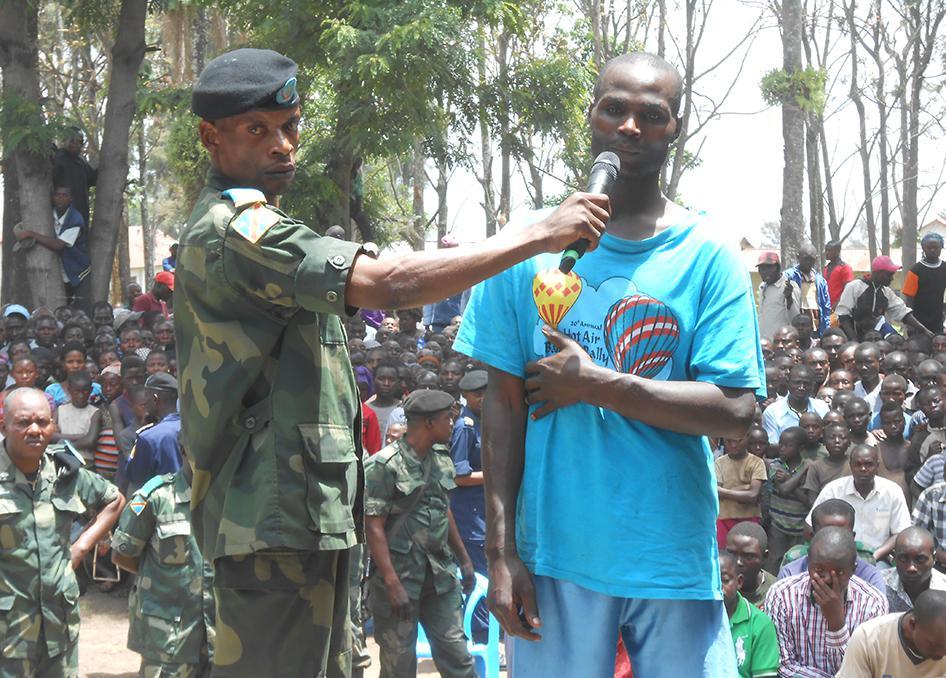 Jean Emmanuel Biriko (direita), conhecido como Manoti, em julgamento por suposta participação nos sequestros em Rutshuru, no leste do Congo. 
