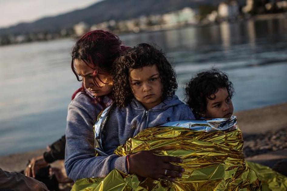 یک خانواده سوری که در اسکله نشسته اند بعد از اینکه گارد ساحلی آنها را در ژوئن ۲۰۱۴ در حالی که به ساحل کاوس واقع در یونان وارد می شدند، پیدا و تا لنگرگاه همراهی کرد.