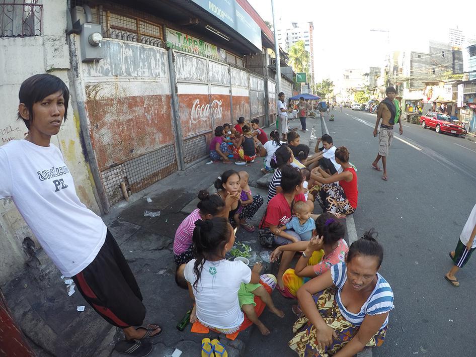 马尼拉达科他区（Dakota）的街头小贩，2015年11月12日。此地临近菲律宾国际会议中心的APEC首脑会场，市政府要求他们从2015年11月16日起至少一周“不得上街”。