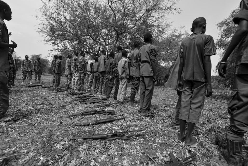Sejumlah tentara anak meletakkan senjata mereka dalam sebuah upacara pelucutan senjata dan pelepasan di Negara Bagian Jonglei, Sudan Selatan, 10 Februari 2015. 