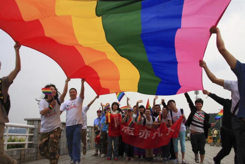 维权人士在国际反恐同日的游行中高举巨幅彩虹旗，湖南长沙，2013年5月17日。
