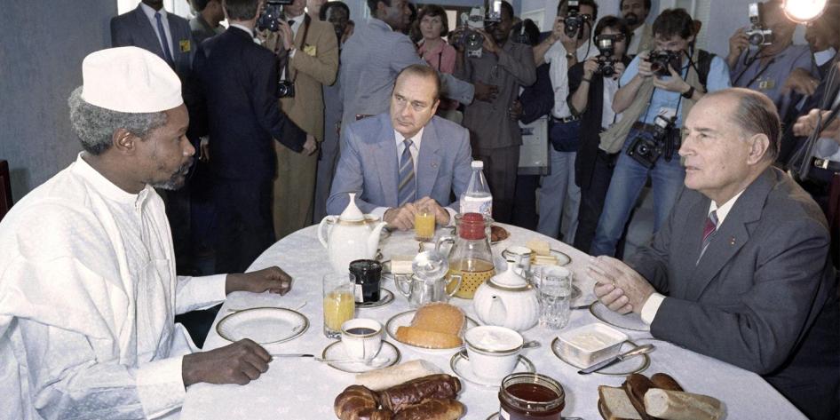 French president Francois Mitterrand (Right) and French Prime minister Jacques Chirac (Center) breakfast with Chadian President Hissene Habre (Left) during the 13th annual Franco-African summit meeting, on November 14, 1986 in Lome, Togo. © 1986 Daniel Ja
