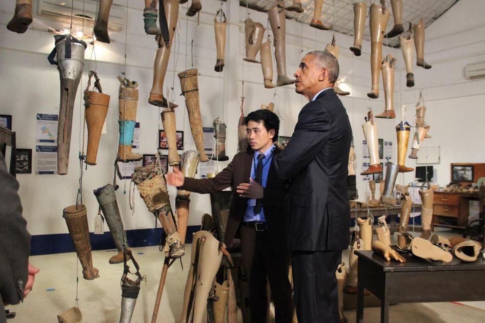 أثناء زيارته التاريخية لدولة لاوس، التقى الرئيس أوباما بضحايا القنابل العنقودية وتجوّل في "مركز تعاونية تقوية العظام والأطراف الصناعية" في فيينتيان مع مدير المركز سوكساي سينغفونغهام، سبتمبر/أيلول 2016.
