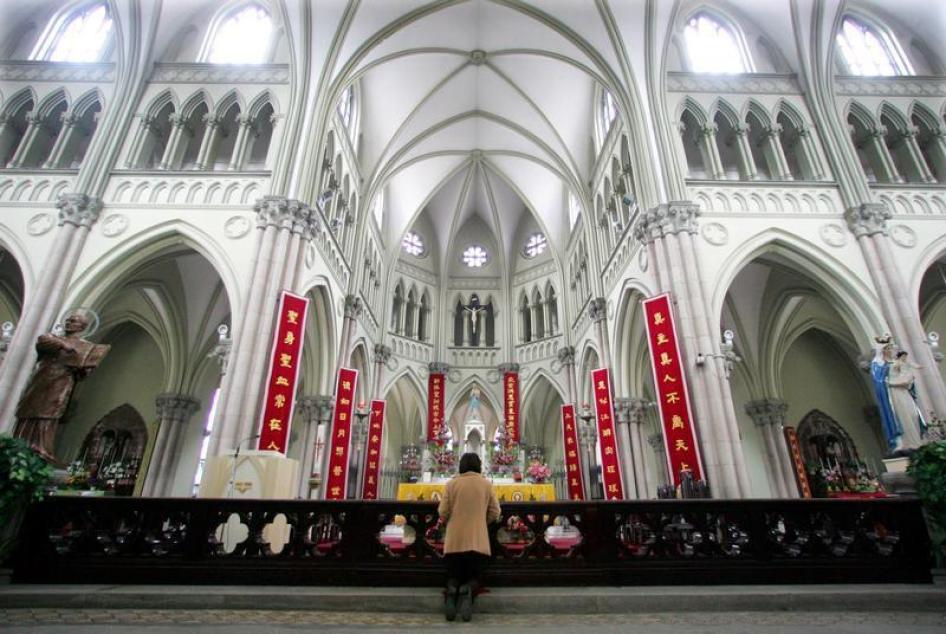 Seorang perempuan Tiongkok pemeluk Katolik berdoa pada Minggu Paskah di Katedral Santo Ignatius yang mendapat izin negara di Shanghai. 