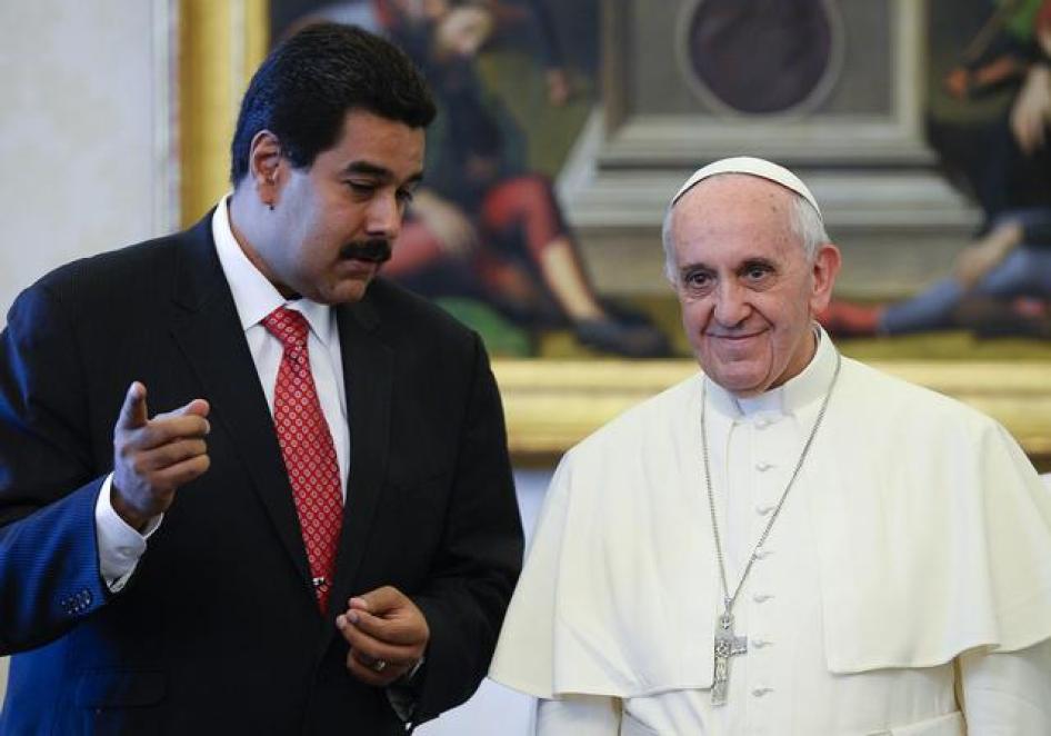 El papa Francisco posa con el presidente de Venezuela, Nicolás Maduro, durante una reunión en el Vaticano, el 17 de junio de 2013.
