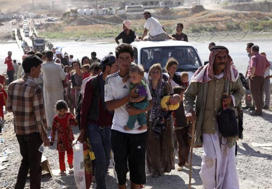 إيزيديون عند الحدود العراقية-السورية في فيشخابور، محافظة دهوك، 10 أغسطس/آب 2014.