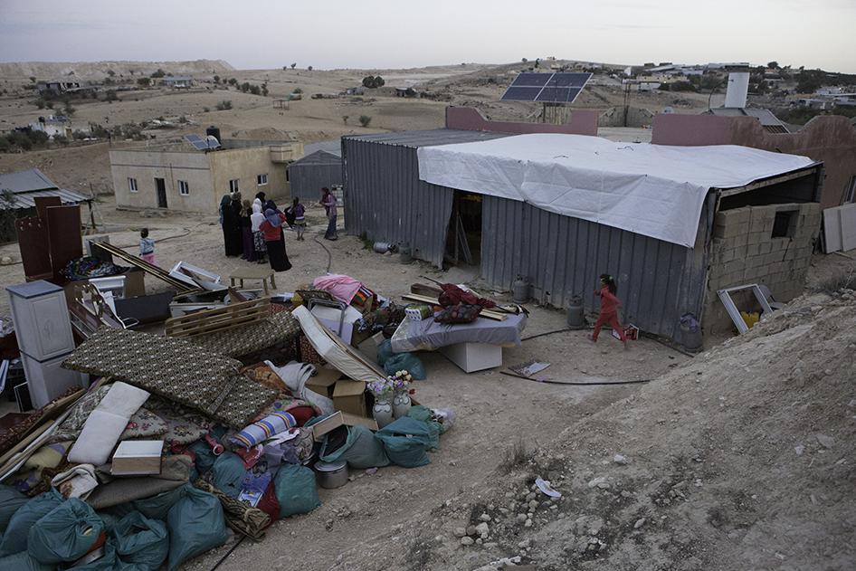 سكان من قرية أم الحيران البدوية في صحراء النقب جنوب إسرائيل يستعدون لهدم منازلهم من قبل السلطات الإسرائيلية، نوفمبر/تشرين الثاني 2016.
