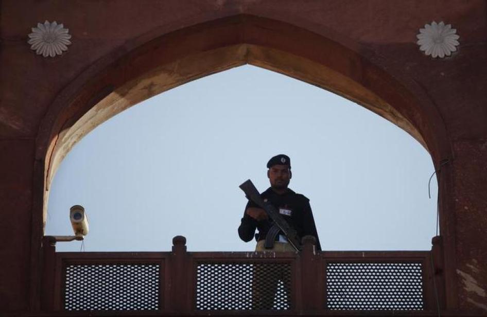一名警员在拉合尔巴德夏希清真寺站岗，守卫古尔邦节礼拜仪式，2011年11月7日。