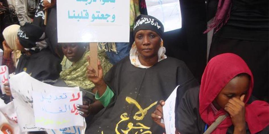Manifestation de femmes soudanaises contre les lois sur l'ordre public, organisée en août 2009 par le collectif « Non à l'oppression des femmes »  en guise de solidarité avec la journaliste Lubna Hussein, poursuivie en justice pour avoir porté un pantalon