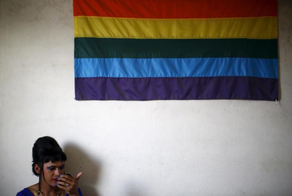 一位跨性人正在打扮自己，准备参加纪念盖贾特拉节（Gaijatra Festival，又称乳牛节）的LGBT游行，尼泊尔加德满都，2015年8月30日。