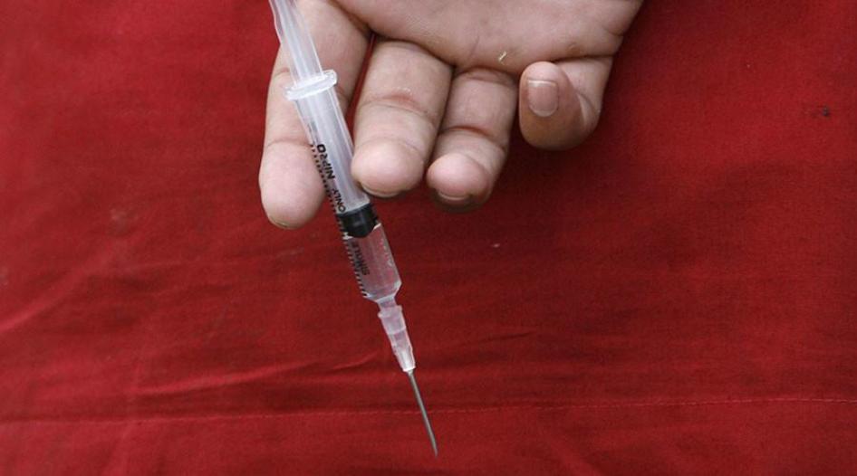 Jarum suntik yang digunakan untuk menyuntikkan heroin yang mengandung opium. 