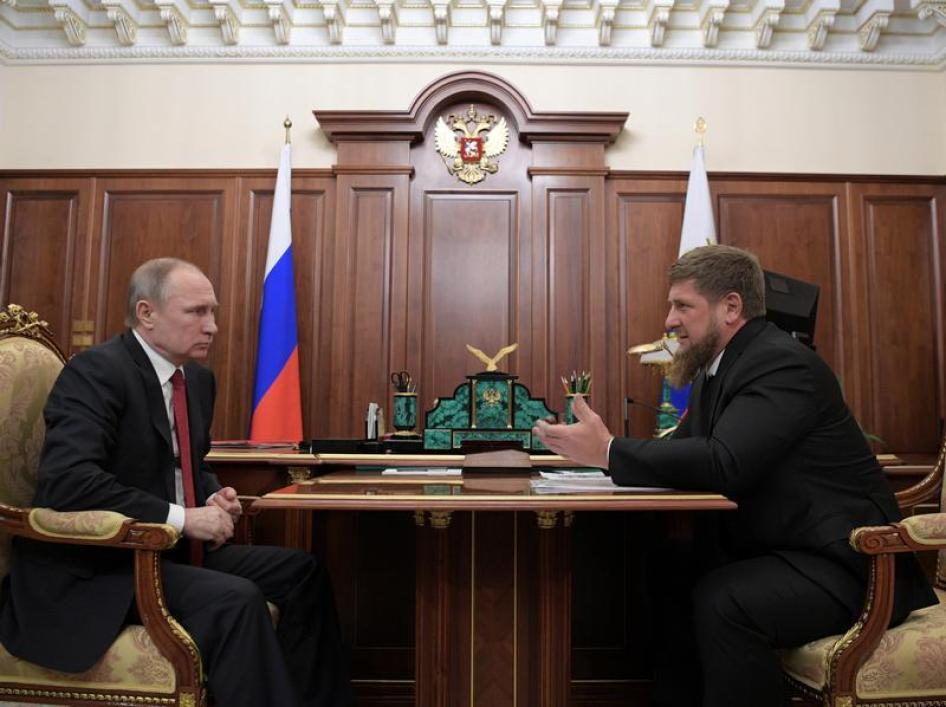 Le président russe Vladimir Poutine face au dirigeant tchétchène Ramzan Kadyrov, lors d'un entretien au Kremlin à Moscou, le 19 avril 2017.