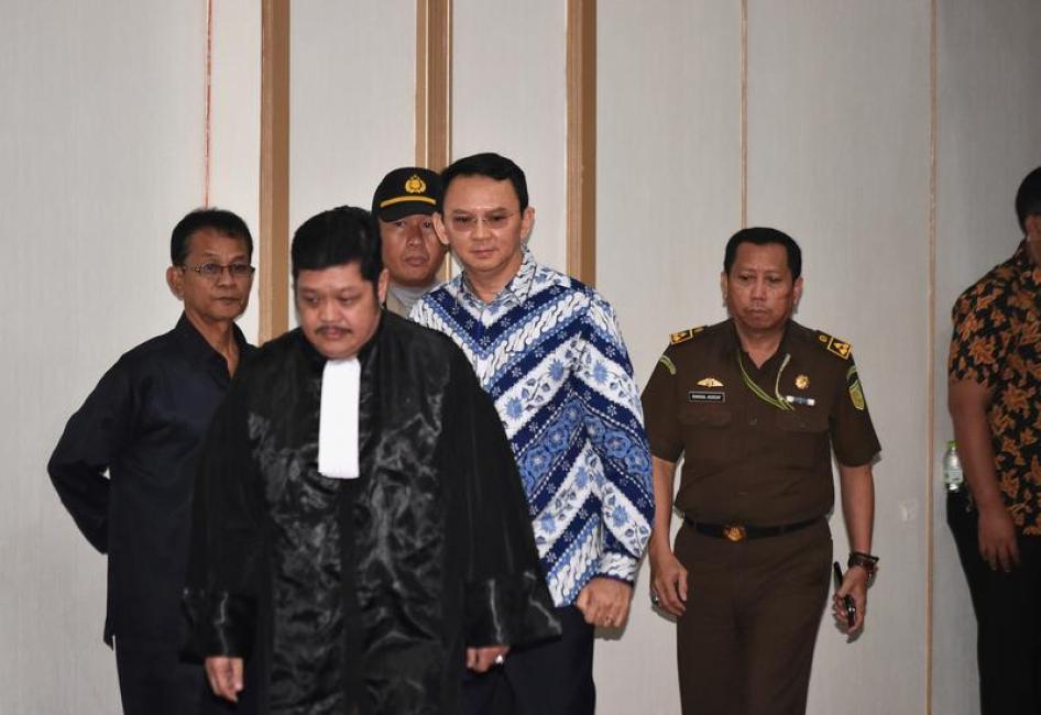 雅加达首位非穆斯林华裔省长锺万学，绰号“阿学”，步入法庭聆判，印尼雅加达，2017年5月9日。