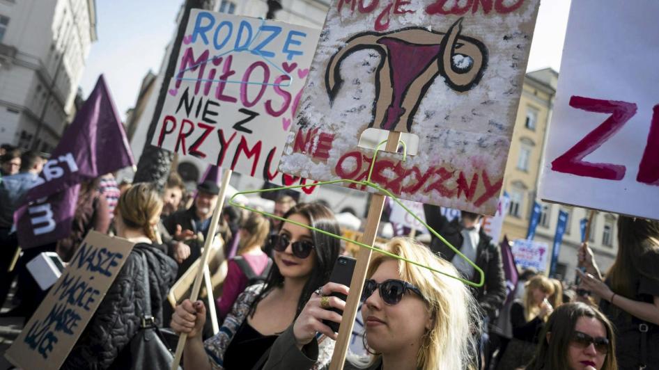 Uczestnicy protestu przeciwko bezwzględnemu zakazowi aborcji trzymają wieszaki, symbol ryzyka dla zdrowia kobiet.