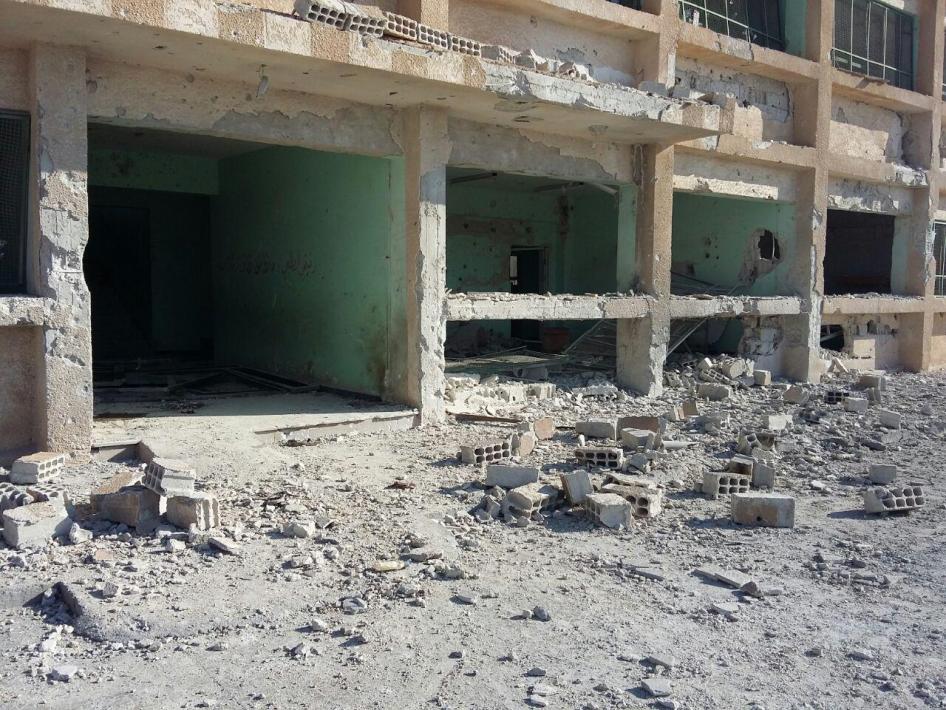 الأضرار التي لحقت بمدرسة الشهيد كيوان بسبب الغارة الجوية السورية-الروسية في 14 يونيو/حزيران 2017، والتي تسببت في مقتل 8 مدنيين، بينهم طفل. 