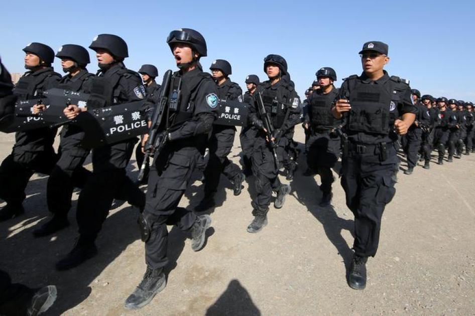 Pasukan China berpartisipasi dalam sebuah latihan anti teror di Hami, Wilayah Otonomi Uighur di Xinjiang, China, pada 8 Juli 2017. 