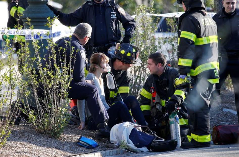 Les premiers intervenants portent secours à une femme blessée lors d'une attaque commise par le chauffeur d'une camionnette à Manhattan (New York), le 31 octobre 2017.