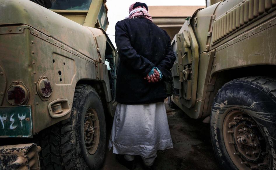 Ein mutmaßlicher ISIS-Anhänger wird von irakischen Truppen nahe Mossul verhört.