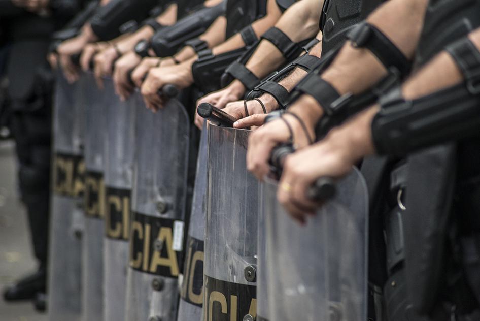 Une rangée de boucliers d’une unité anti-émeute de la police militaire déployée lors d’une manifestation tenue contre le président brésilien à São Paulo, le 4 septembre 2016.