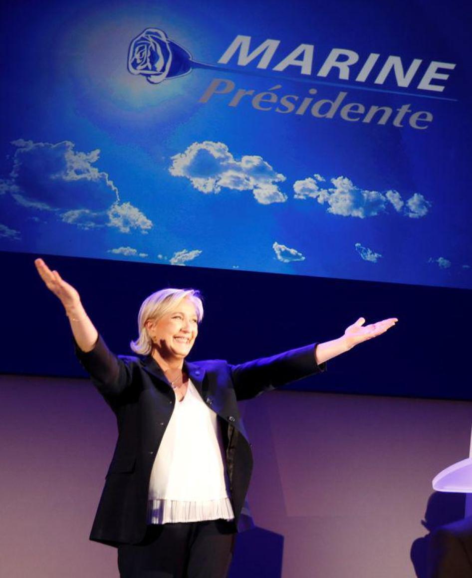 Marine Le Pen, candidate à l'élection présidentielle en France, devant ses partisans du Front national (FN) lors d’un rassemblement à Henin-Baumont, suite à l’annonce des résultats du premier tour dans la soirée du 23 avril 2017.