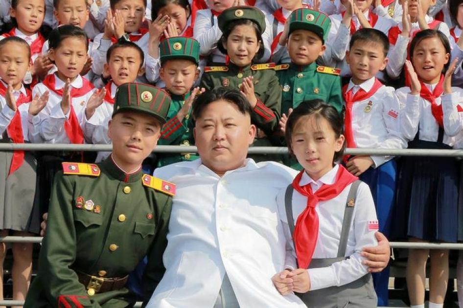 朝鲜领导人金正恩出席朝鲜少年团成立70周年庆祝大会，观赏儿童演出“世上无所羡慕”歌舞剧。