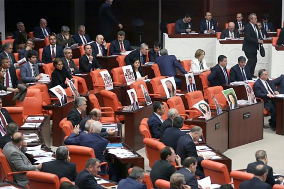 Séance du Parlement turc, à Ankara, en l’absence de députés du Parti démocratique des peuples (Halkların Demokratik Partisi, HDP) arrêtés et incarcérés en novembre 2016, et dont des photographies ont été placées sur leurs sièges vides.