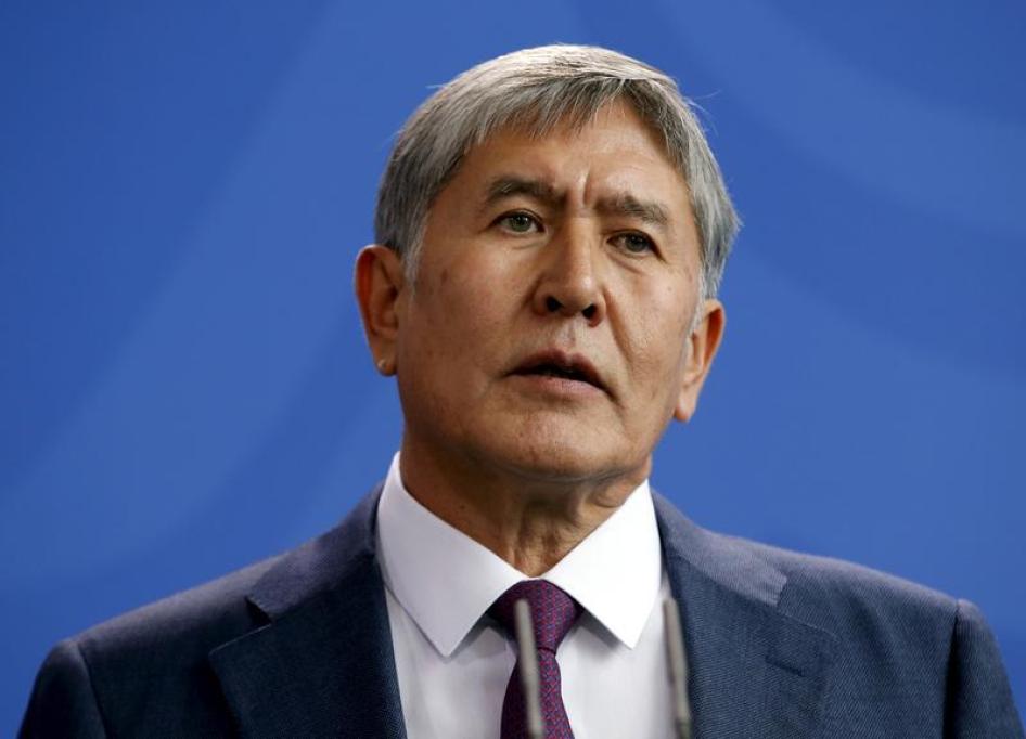Президент Кыргызской Республики, Алмазбек Атамбаев на пресс конференции в Берлине. Апрель 1, 2015 г.