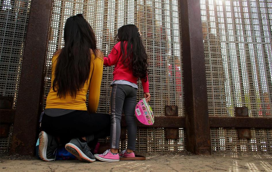 Члены одной семьи разговаривают между собой через заграждение на границе США и Мексики, Пограничный полевой парк, Калифорния, 19 ноября 2016 г.
