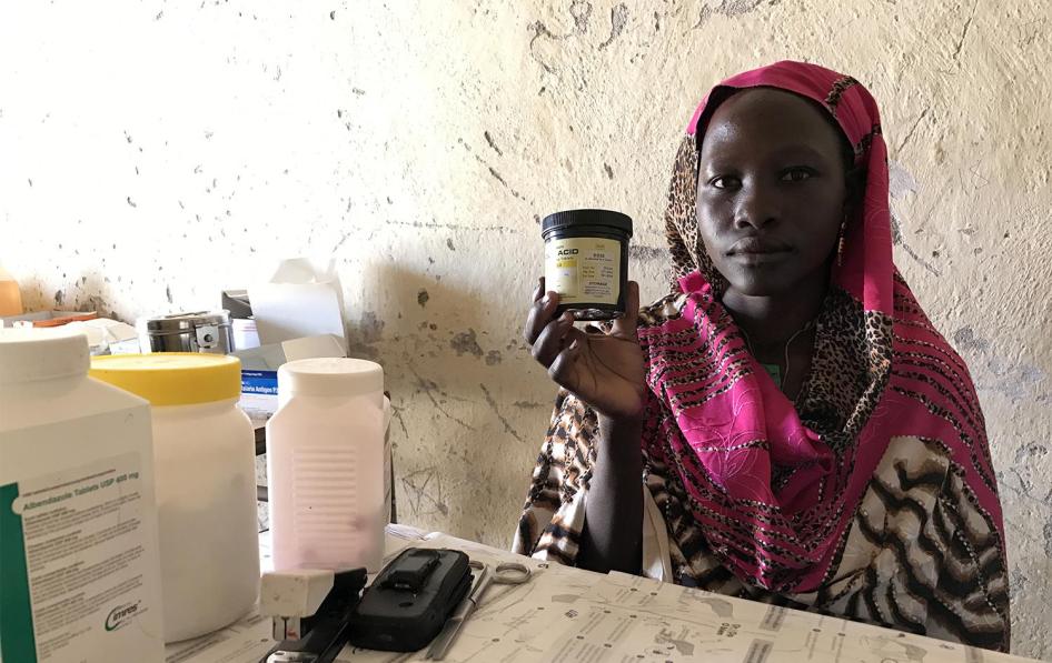 Mukuma Hamad, une travailleuse de la santé bénévole dans la clinique du village d'Hadara situé dans le Kordofan du Sud, région du Soudan contrôlée par des forces rebelles, tient un flacon d'acide folique, qui constitue la seule forme d’assistance qu'elle 