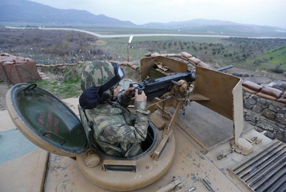 Un militaire turc surveille la ligne de démarcation entre la Turquie et la Syrie près de la ville de Kilis, le 2 mars 2017. 