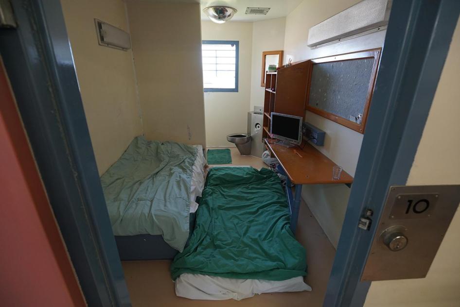 Karena penjara terlalu penuh, para tahanan di Lembaga Pemasyarakatan Perempuan Brisbane seringkali harus berbagi sel, di mana dua hingga tiga orang menempati sel yang sebenarnya dirancang hanya untuk satu orang. Kondisi penahanan yang sulit ini menjadi pr