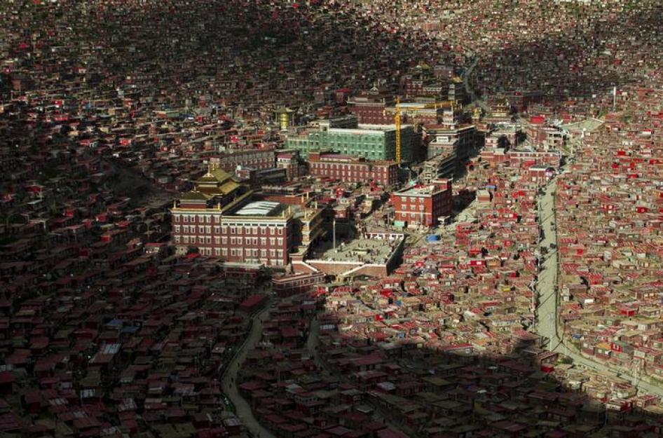 喇荣寺五明佛学院僧舍区，中国四川省甘孜州色达县，2015年7月23日。1980年代创建于偏远山区的这所佛学院，现为全世界最大藏传佛教学习中心，住寺僧尼达数千人。