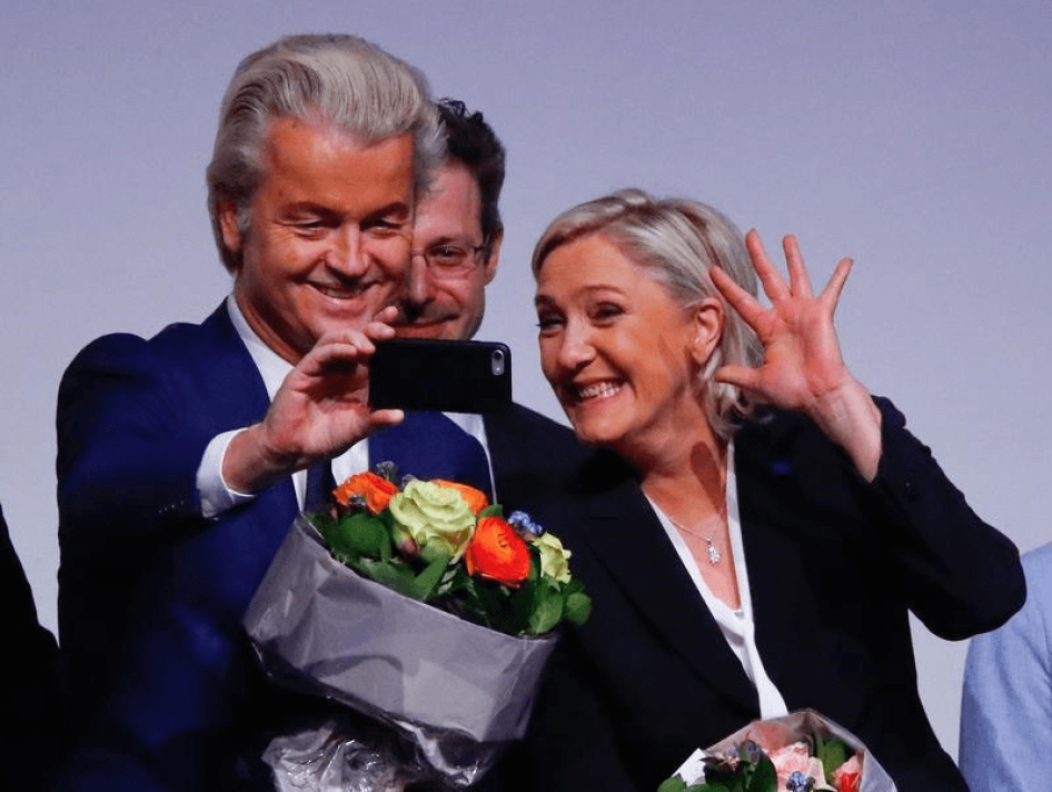 Le député néerlandais Geert Wilders, chef du Parti pour la liberté (PVV), prend un selfie avec Marine Le Pen, présidente du Front national et candidate à l’élection présidentielle en France, lors d'une réunion de dirigeants européens proches de l’extrême 
