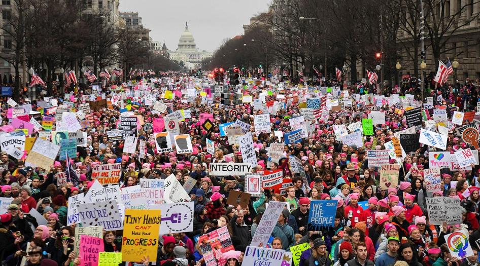 Ratusan ribu orang menggelar pawai menyusuri Pennsylvania Avenue di Washington DC, pada acara Women's March, 21 Januari 2017. 