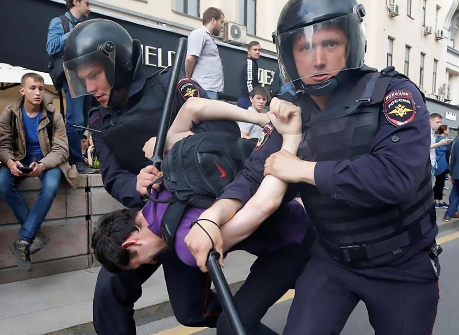 La police antiémeute arrête un manifestant lors d’une marche contre la corruption rue Tverskaya, en plein cœur de Moscou, en Russie, le 12 juin 2017. 