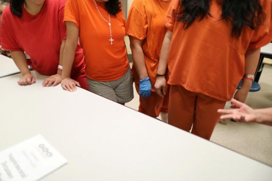 Para perempuan berbaris di sebuah asrama di tahanan imigrasi Adelanto, yang dikelola oleh Geo Group Inc (GEO.N), di Adelanto, California, AS, 13 April 2017. 