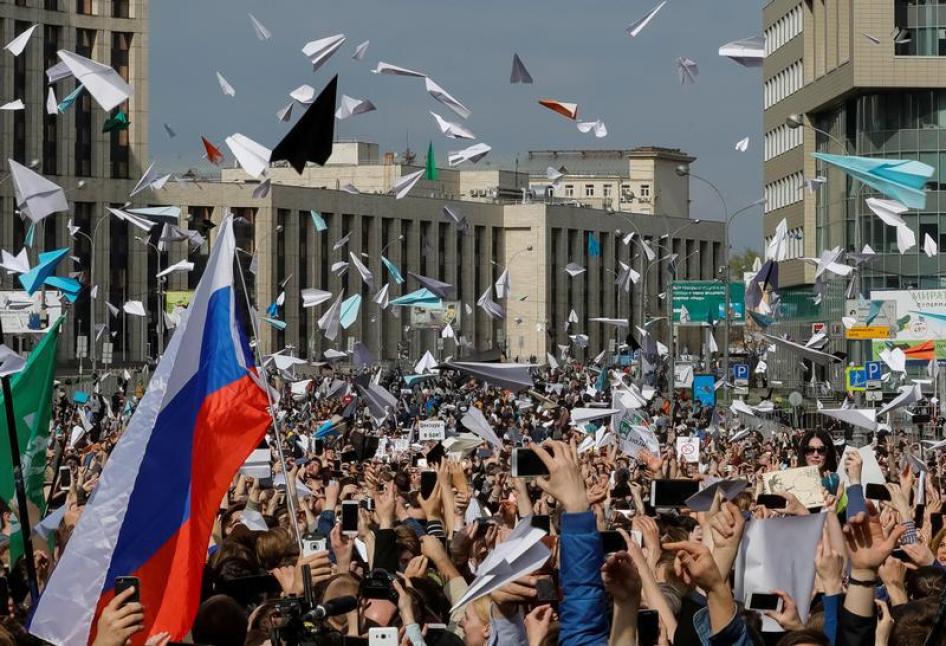 Orang-orang menerbangkan pesawat kertas, simbol aplikasi pesan instan Telegram, pada sebuah protes atas putusan pengadilan untuk memblokir aplikasi tersebut karena telah melanggar peraturan Rusia, di Moscow, Rusia, 30 April 2018. 