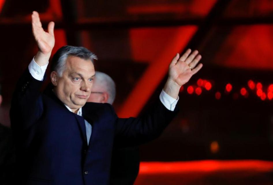 Der ungarische Premierminister Viktor Orbán wendet sich an Anhänger nach der Bekanntgabe der Teilergebnisse der Parlamentswahlen vom 8. April 2018 in Budapest, Ungarn. 8. April 2018. © 2018 Reuters
