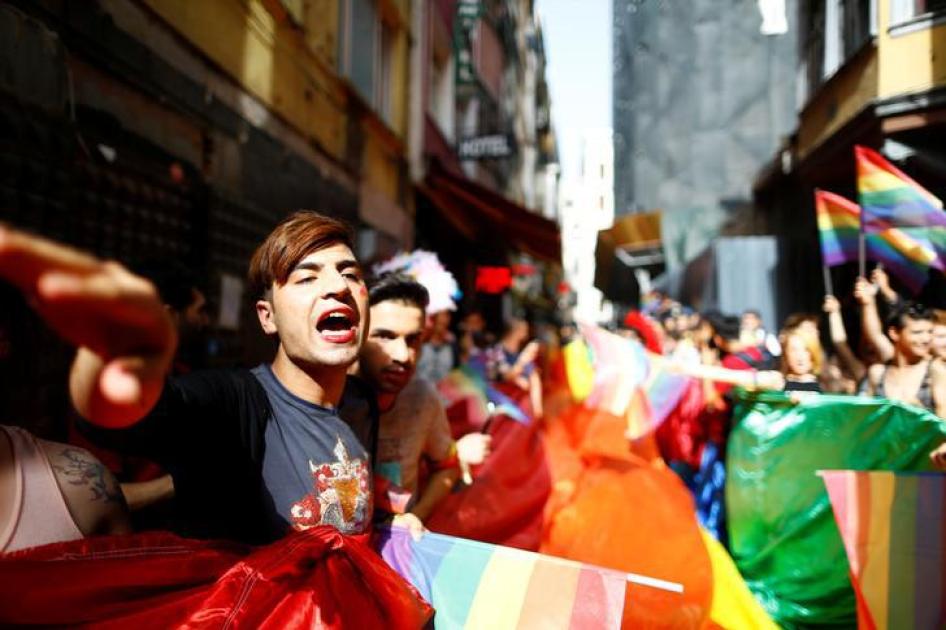 Sejumlah aktivis hak-hak LGBT memegang bendera pelangi selama Pride March transgender yang dilarang oleh kantor gubernur, di Istanbul pusat, Turki, 19 Juni 2016. 