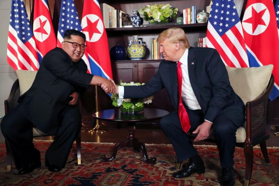 도널드 트럼프 미 대통령과 김정은 북한 위원장이 2018년 6월 12일 싱가포르 센토사 섬의 카펠라 호텔 양자 회담 직전에 악수하는 모습