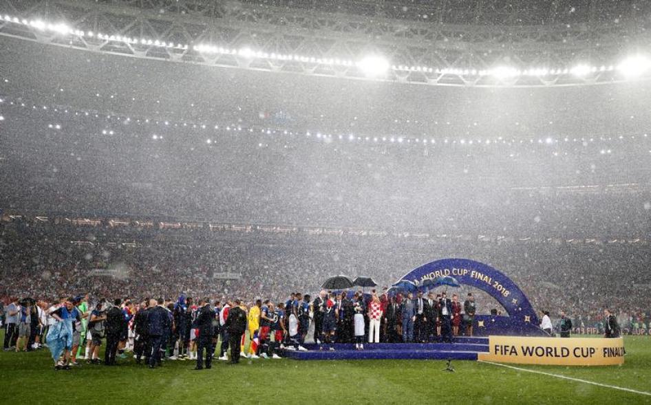 法国队赢得2018年国际足球联合会（FIFA）世界杯决赛后，在雨中领取冠军奖牌，2018年7月15日。