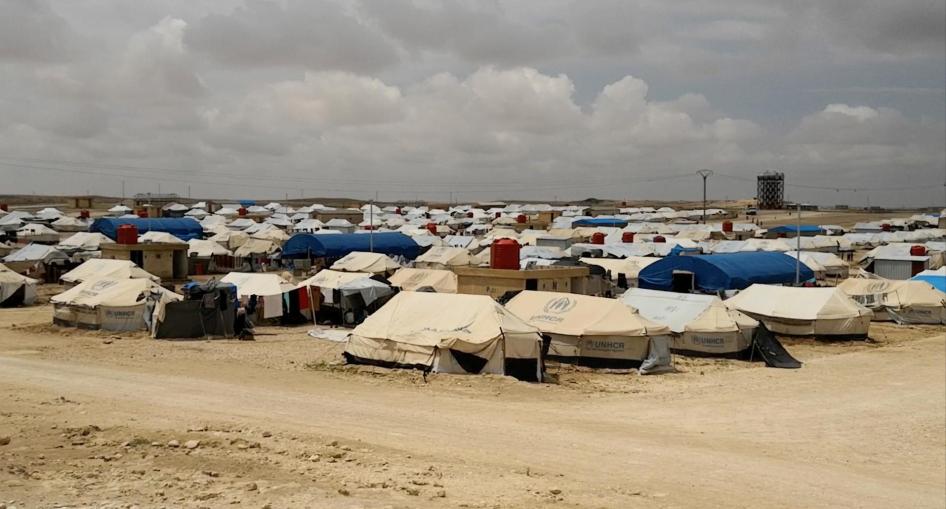 مشهد من تلة تطل على مخيم عين عيسى للنازحين في سوريا، مايو/أيار 2018. © 2018 هيومن رايتس ووتش