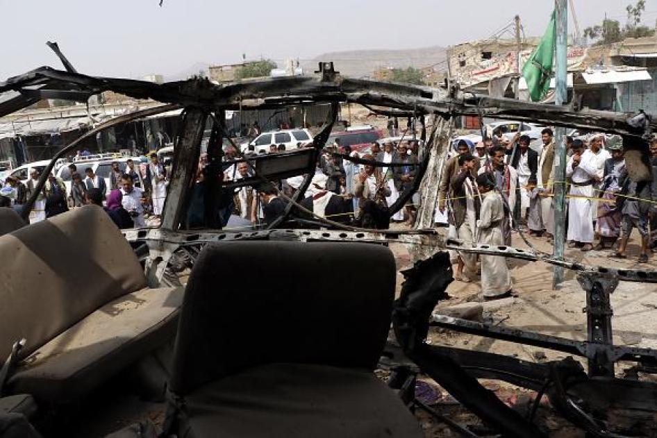 أشخاص قرب حافلة دمّرتها غارة جوية تسببت في مقتل عشرات الأطفال يوم 12 أغسطس/آب 2018 في صعدة، اليمن.